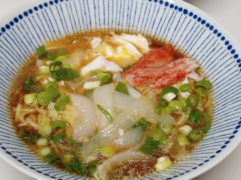 新玉ねぎとカニかま、落とし卵のラーメン